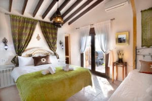 Photographing bedrooms can be complex as the light comes only from one side usually. This make is difficult to see what's outside and what's inside at the same time, particularly on the side furthest from the window.